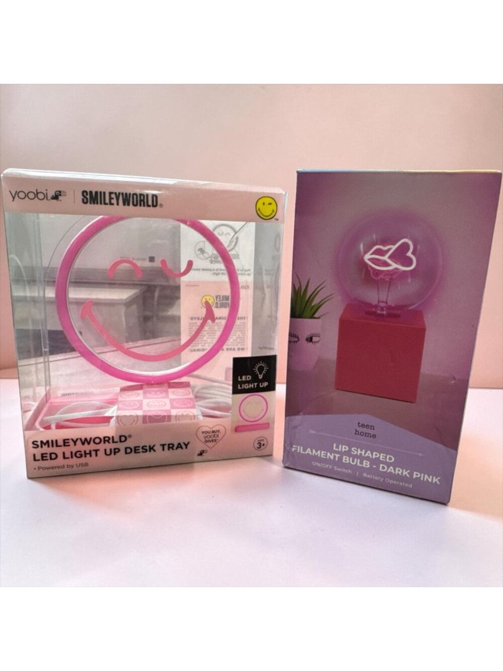 SmileyWorld LED Light-Up Desk Tray & Teen Home Lip Shaped Filament Bulb USB & Ba